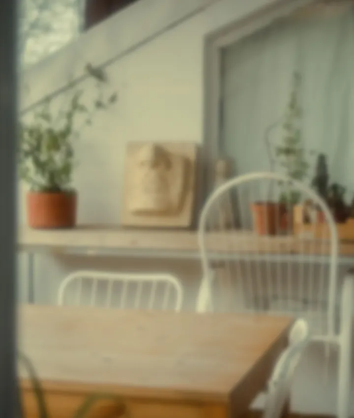 Rincón cálido de una casa con luz de tarde
